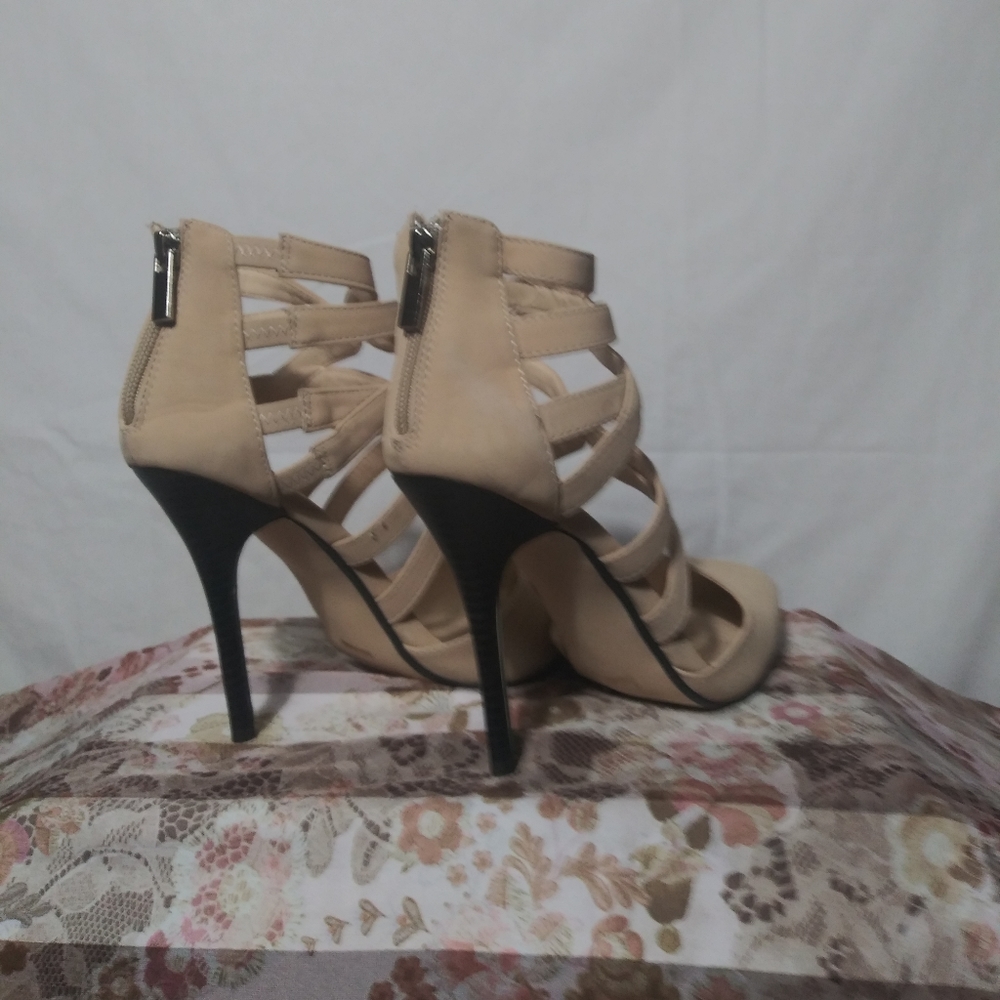 Heels - Picture 4 of 4